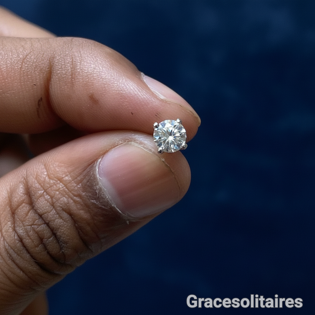 0.55 CARAT ROUND SOLITAIRE NOSE PIN.